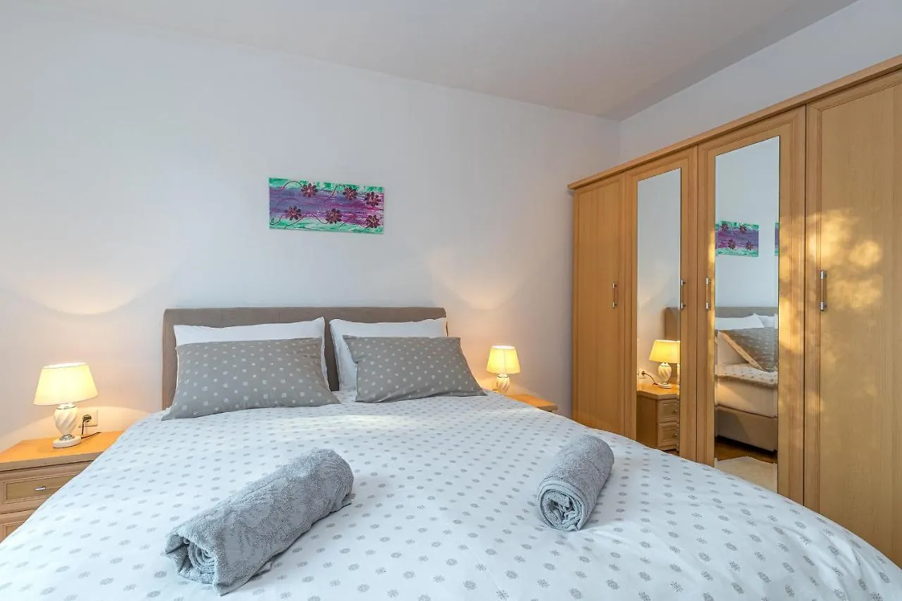 Apartment Percic With Shared Pool Tar-Vabriga 0*,